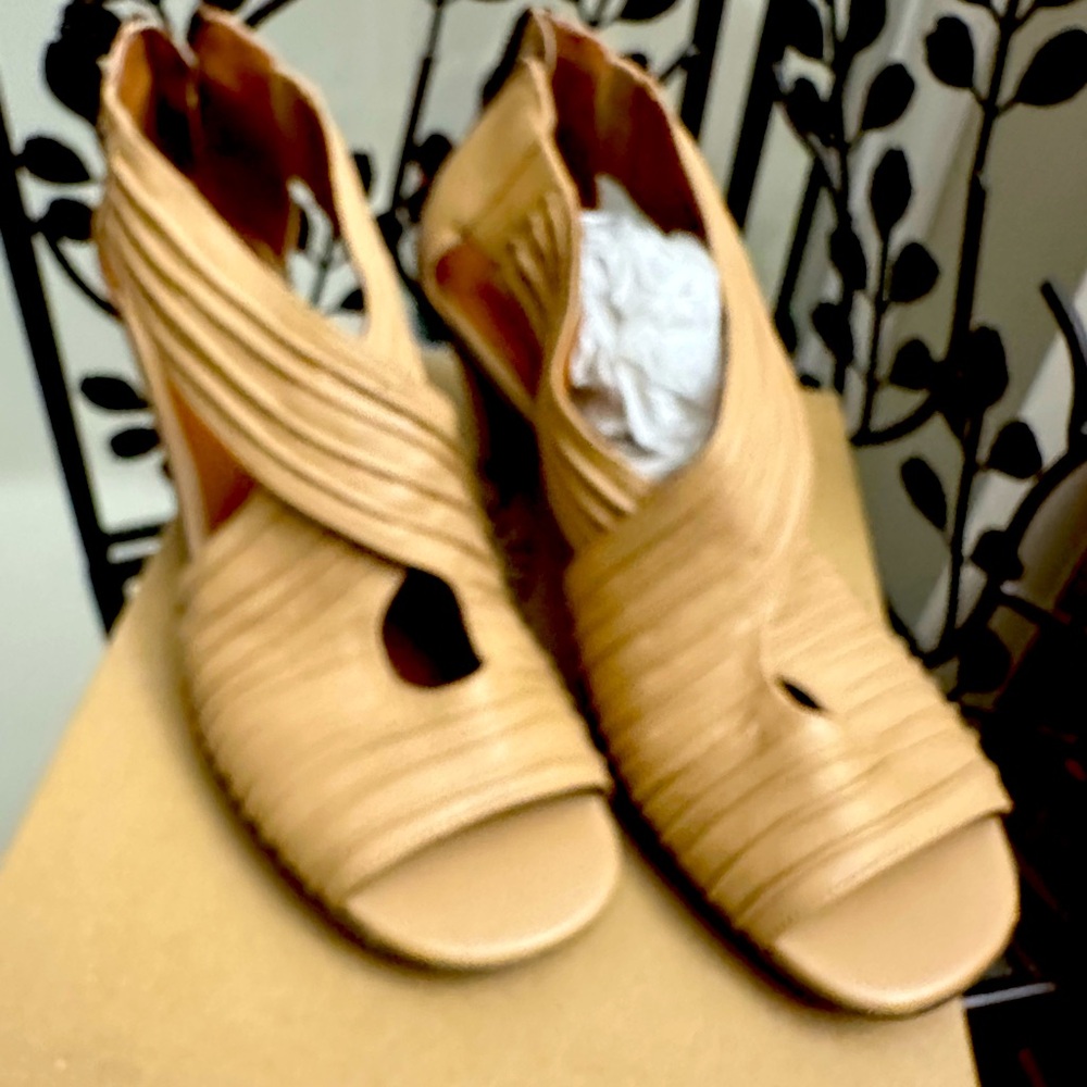 Gentle Souls Osaka Rama Womens sz 79.5 Tan Leather Cross Strap
Open Toe …